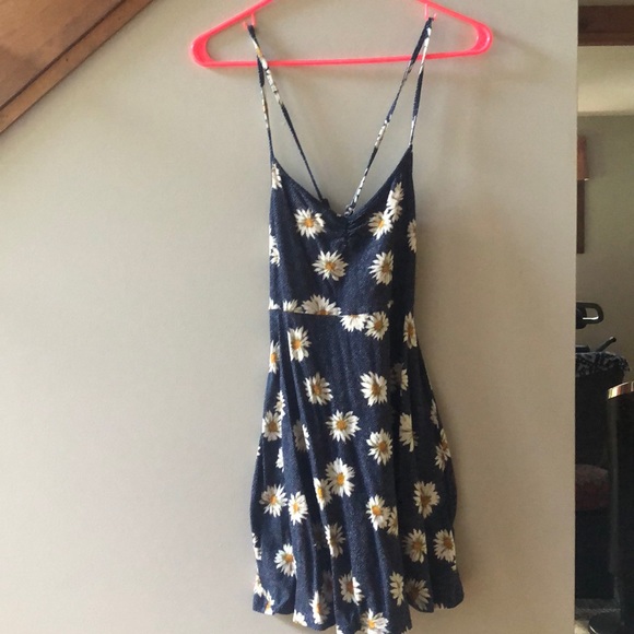 URBAN OUTFITTERS daisy dress - Picture 2 of 5